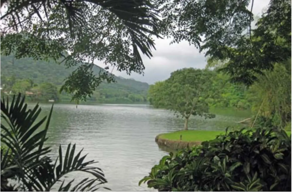 Tranquil Lago Dos Bocas, Puerto Rico